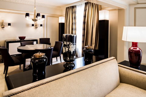 Suite Prince de Galles d'Or - Living room (Photo: Business Wire)