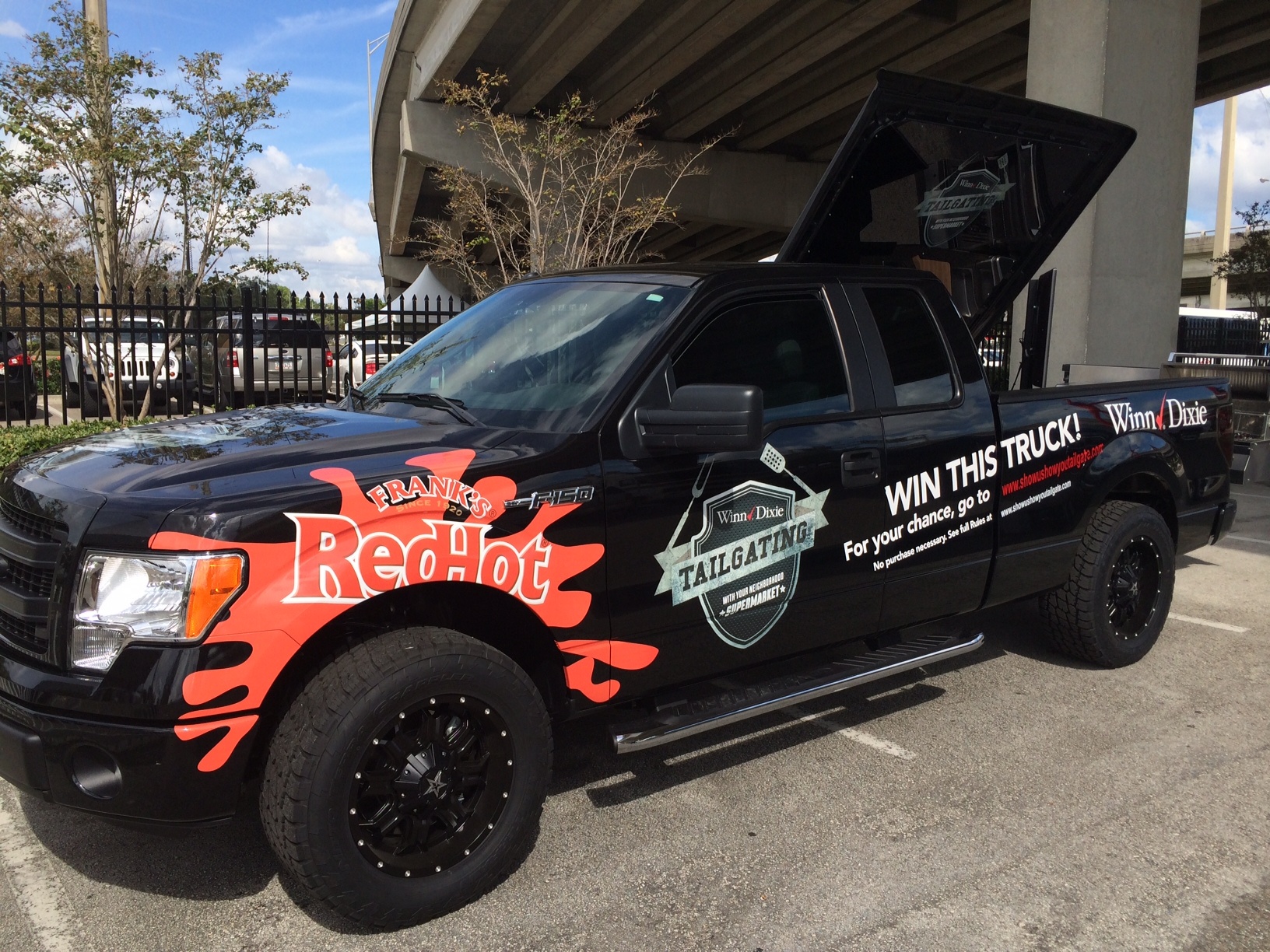 WinnDixie Invites Fans to “Show Us How You Tailgate” for the Chance to