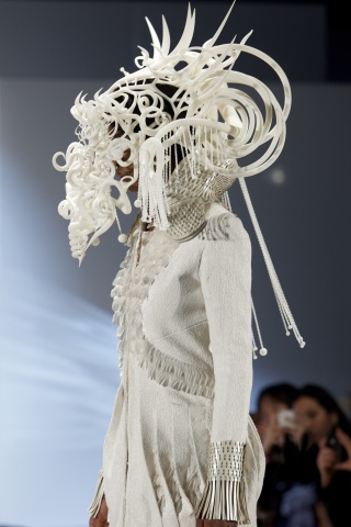 3D Printshow in London marked the runway debut of this headpiece by Chicago-based artist, Joshua Har ... 