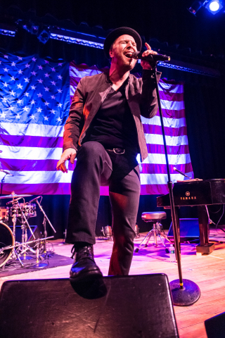 Multi-Platinum Singer-Songwriter and 2013 Face of Applebee's Thank You Movement Gavin DeGraw perform ... 