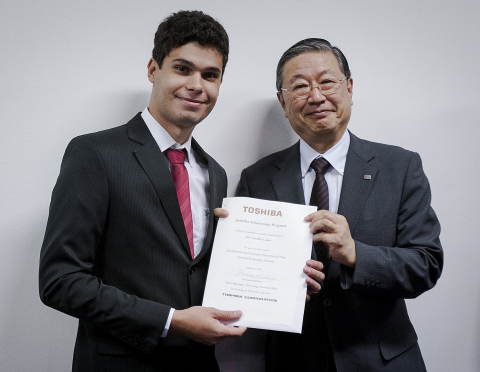 Ken Shimanouchi, Director of Toshiba Corporation (Right) and the representative of the awarded stude ... 