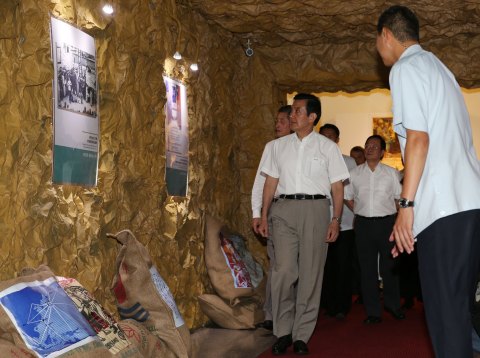 President Ma Ying-jeou (left) appreciates historical items on display at an exhibition featuring the ... 