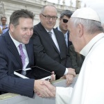 フランシスコ教皇がテラソンの超音波装置uSmart® 3200Tのバチカンへの寄付を受領