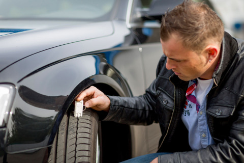 Der Frühling steht vor der Tür: Experten von ReifenDirekt.de raten zum pünktlichen Fahrzeug- und Rei ... 