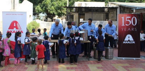 The Axalta team serving mid-day meals to children in the community surrounding Axalta's Savli manufa ... 