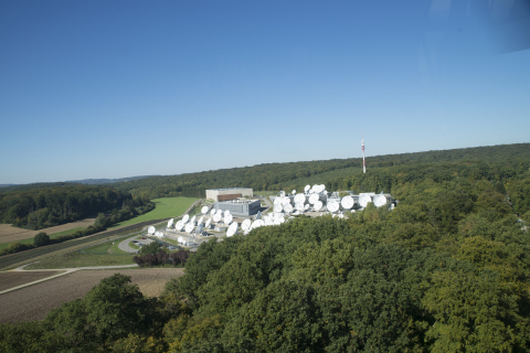 SES ET CANAL+ SIGNENT UN ACCORD DE CAPACITE A LONG TERME (Photo: Business Wire)