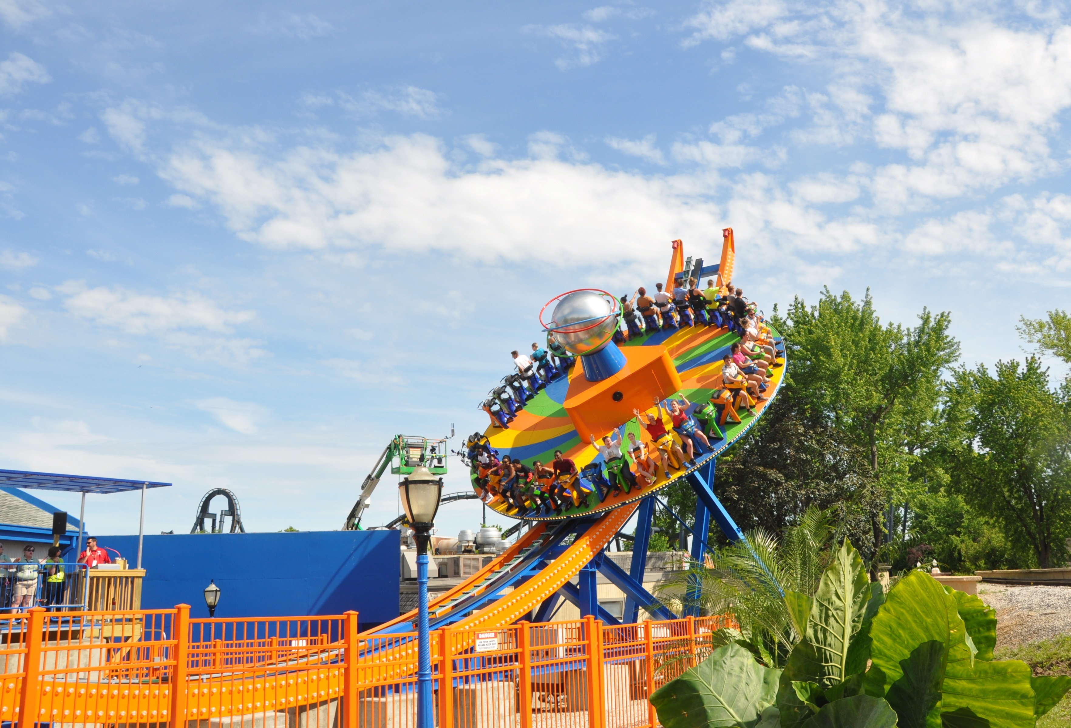 Spinsanity is the Latest Thrill to Whirl Into Six Flags St. Louis Placera