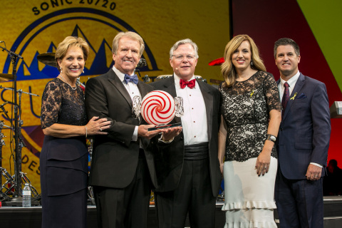 Gary Kinslow accepting Troy Smith Award at 2017 SONIC National Convention (Photo: Business Wire)