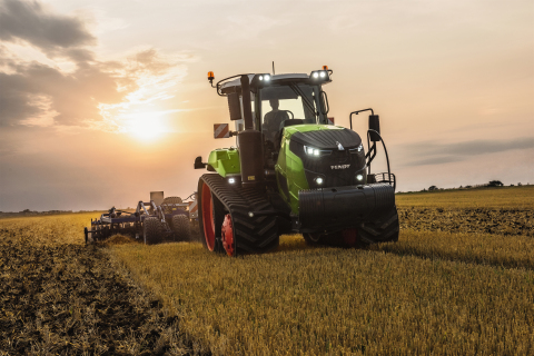 The new Fendt Track Tractor 943 Vario MT won the treasured award "Machine of the Year 2018" in the C ... 