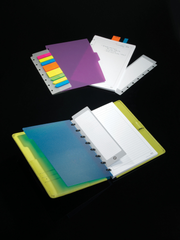 To help celebrate the administrative assistant, Staples offers a wide variety of gift options, including the customizable ARC notebook system in beautiful colors. (Graphic: Business Wire)