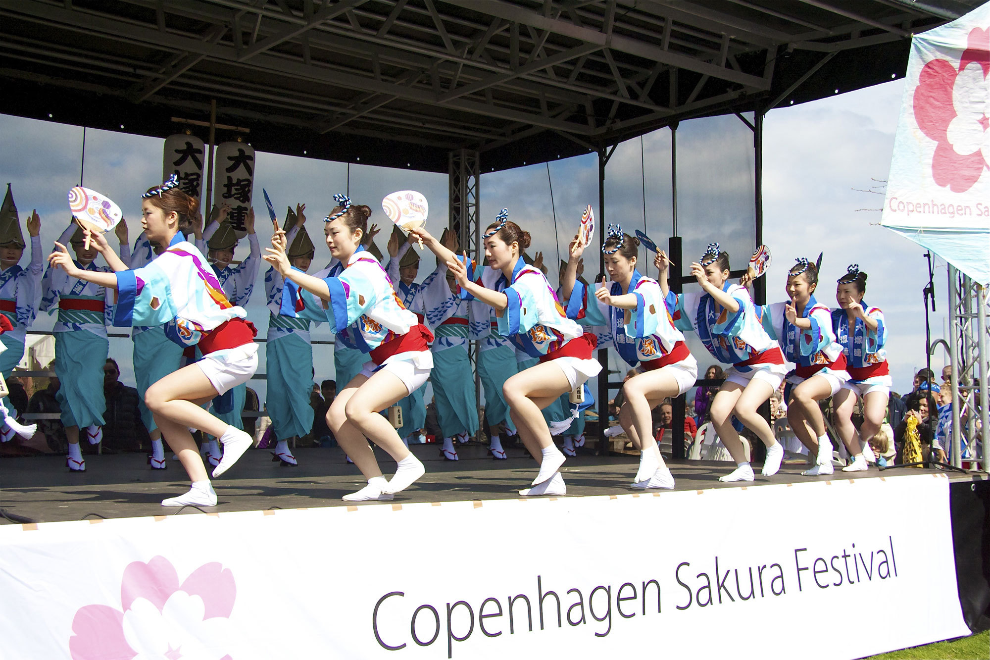 デンマーク コペンハーゲン桜祭りにおいて 大塚製薬発祥の地 徳島伝統の 阿波おどり 社員44名からなる 大塚連 華麗な演舞を披露 Business Wire