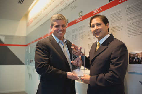 SanDisk Senior Vice President and Chief Legal Officer, Eric Whitaker, accepts an award honoring the company as a Thomson Reuters 2012 Top 100 Global Innovator from Thomson Reuters representative Ray Tumacder. The award recognizes SanDisk's achievements as one of the world's most innovative companies. The program, an initiative of the IP Solutions business of Thomson Reuters, honors corporations and institutions around the world that are at the heart of innovation. (Photo: Business Wire)
