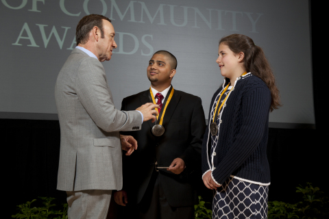 Academy Award-winning actor Kevin Spacey congratulates Neel Desai, 18 (center) and Michaela Forgione, 12 (right), both of South Burlington, on being named Vermont's top two youth volunteers for 2013 by The Prudential Spirit of Community Awards. Neel and Michaela were honored at a ceremony on Sunday, May 5 at the Smithsonian's National Museum of Natural History, where they each received a $1,000 award. (Photo: Business Wire)