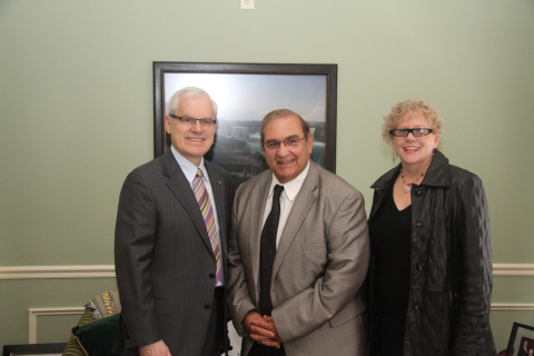 
Seymour Liebman, executive vice president, chief administrative officer and general counsel, Canon U.S.A., Inc., vice chairman, Canon Solutions America, senior executive officer, Canon Inc.; Frank Petrone, Huntington town supervisor; Diana Cherryholmes, executive director, Huntington Arts Council (Photo: Business Wire)