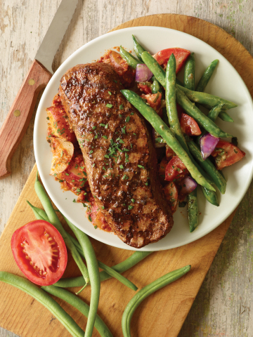 Blackened Sirloin & Garlicky Green Beans (Photo: Business Wire)