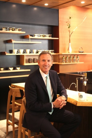Howard Schultz, Starbucks chairman, president and ceo dedicating new Japan Support Center and Meguro store in Tokyo, Japan as company approaches 1,000 stores in market. (Photo: Business Wire)

