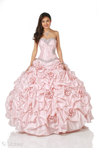 Disney celebra a la princesa con que suena cada joven latina con el lanzamiento de la colección de vestidos de Quinceanera Disney Royal Ball (Photo: Business Wire)