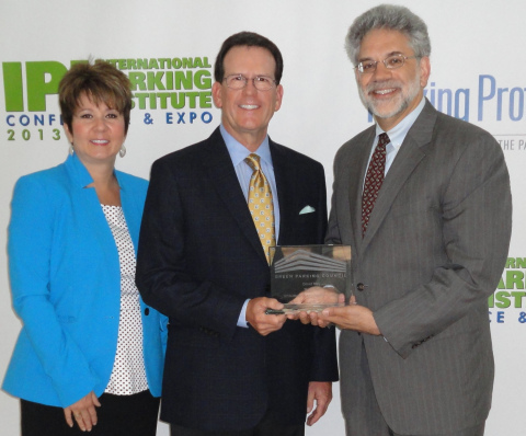 Paul Wessel, executive director of the Green Parking Council (right), presents the 2013 Leadership Award to TransCore's David Tilley, Director of Parking Operations, North America, and Susan McDermott, TransCore Channel Partner Specialist, during the International Parking Institute's annual meeting in Fort Lauderdale, Fla. (Photo: Business Wire)