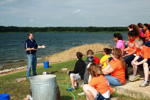 Justin Ewing, Luminant senior environmental specialist, shares soil identification techniques with the students. (Photo: Business Wire)