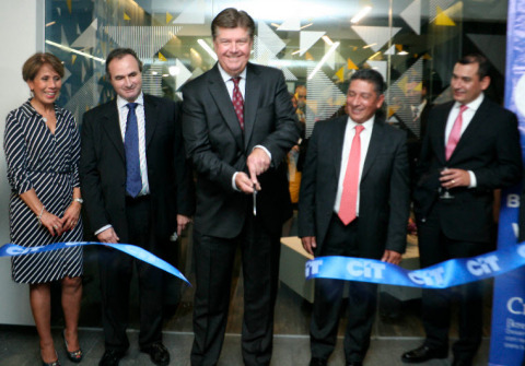 Ron Arrington, President of CIT Vendor Finance, is flanked by CIT executives at the office ribbon cutting in Mexico City's district of Santa Fe. (Photo: Business Wire)