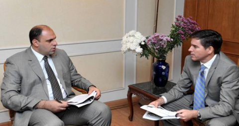 Yehia Hamed, Egyptian Minister of Investment and Sergio Menendez, President of CEMEX in Egypt. (Photo: Business Wire)