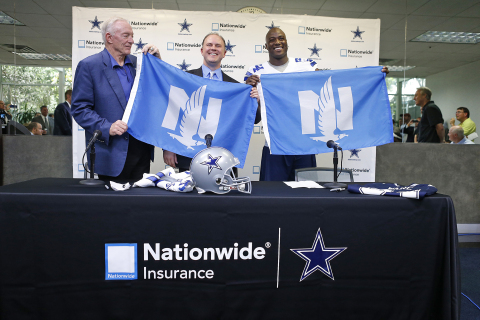 Nationwide Insurance chief marketing officer Matt Jauchius presents Dallas Cowboys owner and general manager Jerry Jones and Pro-Bowler DeMarcus Ware with Nationwide flags during the partnership announcement on June 11 at Valley Ranch. (Photo: Business Wire)