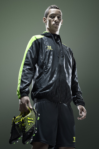 Thomas Ince shows off the new Warrior Gambler boot (Photo: Business Wire)