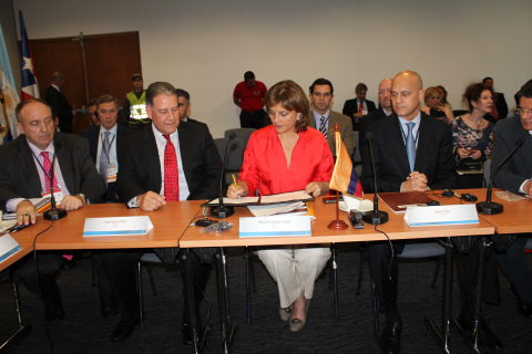 Colombia Minister of Education María Fernanda Campo Saavedra, host of the XIV International Virtual Educa Meeting in Medellin, Colombia, signs the Whitney University System - Virtual Educa agreement during the Ministerial Meeting. Left-to-right, Jose Maria Anton, general secretary of Virtual Educa; Pete Pizarro, president, Whitney University System and executive director of the Ilumno Network; Minister Campo; and Dr. Oscar Aguer, chief academic officer, Whitney University System. (Photo: Business Wire)