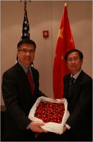 Ambassador Gary Locke (left) and Daniel Zhang (right), president of Tmall.com, receive the first batch of American cherries shipped to China as part of a collaborative sales campaign between the U.S. Department of Agriculture and Tmall.com to offer Chinese consumers with high-quality American food products. (Photo: Business Wire)