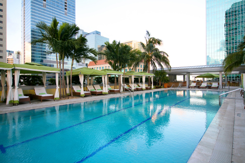 Conrad Miami's rooftop pool in the heart of Miami's financial district.
(Photo: Business Wire)


