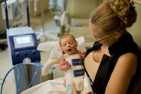 Huntington Memorial Hospital has become the first hospital in California to acquire wrap-around cooling blankets for use with babies at risk of brain damage. Unlike flat cooling blankets, the "CureWrap" technology allows parents to hold and bond with their babies during treatment. (Photo: Business Wire)