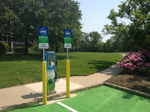 The Bridgewater, NJ charging stations is one of 32, at 14 MetLife U.S. facilities across 10 states. (Photo: Business Wire)