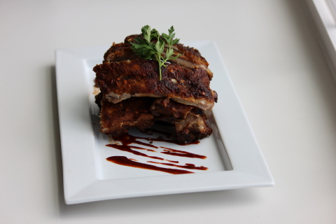 Sauce-less BBQ Baby Back Ribs, created by Celebrity Chef Aaron McCargo, Jr., are kidney-friendly and the perfect tailgating food for all football fans. (Photo: Business Wire)