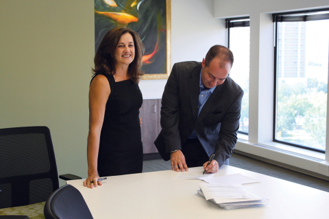 Sue Allon, new Stewart Lender Services vice chairman, and Jason Nadeau, Stewart Lender Services president and CEO seal the deal on transaction to solidify Stewart's intense focus on providing quality and compliance services for the mortgage market. (Photo: Business Wire)