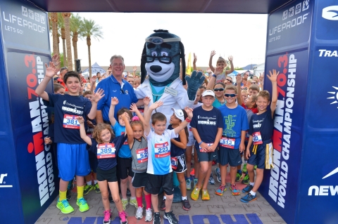 Young athletes are pictured with City of Henderson Mayor Andy Hafen and UnitedHealthcare mascot Dr. Health E. Hound at the UnitedHealthcare IRONKIDS Las Vegas Fun Run Race. (Photo: Business Wire)