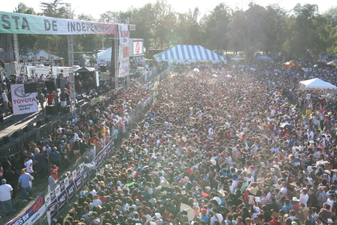 Los Angeles Fiestas Patrias 2013 -- The largest Mexican Independence concert festival in the United States (Photo: Business Wire)