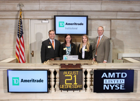 l-r Duncan Williams, CFP, William Paterson Associate Professor; William Paterson students Kelly McNerney and Kayla-Lynn Kasica; and William Paterson Financial Planning Program Director Lukas Dean at the New York Stock Exchange. (Photo: Business Wire)