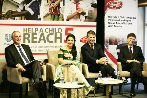 From L to R: Paul Polman, CEO Unilever, Kajol, distinguished Indian actress, Karl Hofmann, President and CEO Population Services International (PSI) and Jeffrey Sachs, Director of the Earth Institute at Columbia University. (Photo: Business Wire)