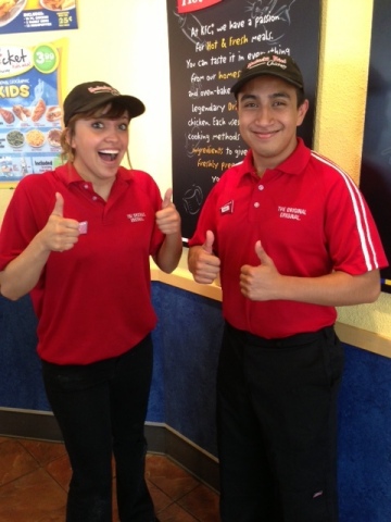 El REACH KFC Educational Grant Program™ ayuda a los miembros del equipo KFC a alcanzar sus sueños educativos