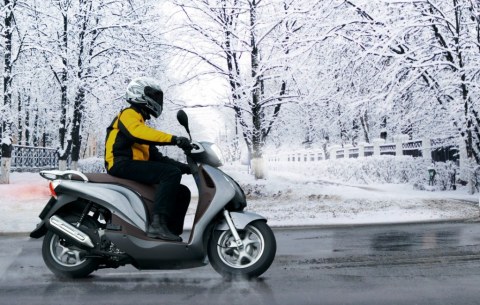 Just in time for the coming winter season, Delticom presents the two-wheeled world with the "SC-500 Wintergrip 2" by Anlas as the successor to the successful all-season scooter tyres from winter 2011/2012. (Photo: Business Wire)