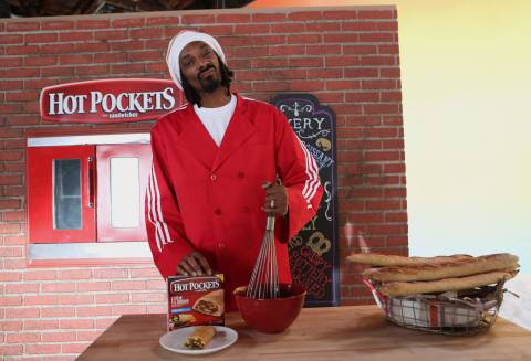 En esta imagen distribuida por los sándwiches marca HOT POCKETS® el 8 de octubre de 2013 - Snoop Dogg está en el set del vídeo "You Got What I Eat" en Los Ángeles; visiten hotpockets.com/HotterPockets.