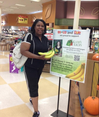 Melissa Allen Tazewell purchases bananas at a BI-LO store in Summerville, S.C. to help raise funds for Katie's Krops, a non-profit which donates thousands of pounds of healthful food annually to feed the hungry and awards grants to kids across the country to start gardens and do the same thing. Through October 22, BI-LO is donating five cents to Katie's Krops each time a customer purchases three or more pounds of Dole bananas at any of 199 BI-LO stores in Georgia, North Carolina, South Carolina or Tennessee (Photo: Business Wire)