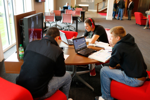 William Jewell College students work on a group project at one of 20 collaboration tables, which includes a 40'' flat screen display, wireless connections, a touch screen and other methods for students to share research, content and ideas. (Photo: Business Wire)