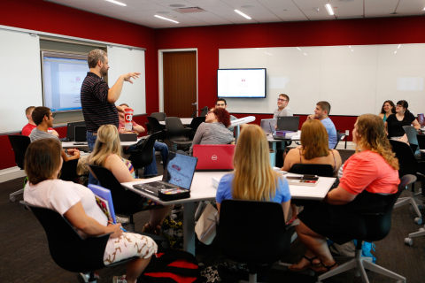 William Jewell College students participate in class in the new Pryor Learning Commons innovation studios. Classrooms with wirelessly connected white board tables, touch screens and technology facilitate collaborative learning. (Photo: Business Wire)