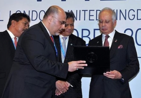 Left to right: Tan Sri Abdul Rahman Mamat, Captain Salloum, Dr. Surin Pitsuwan and Prime Minister Najib (Photo: Business Wire)