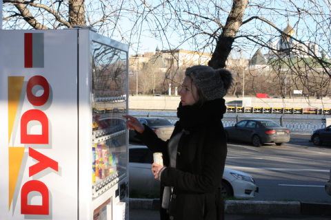 A Muscovite buys a drink from a beverage vending machine set up in Moscow by DyDo DRINCO RUS,LLC. (Photo: Business Wire)