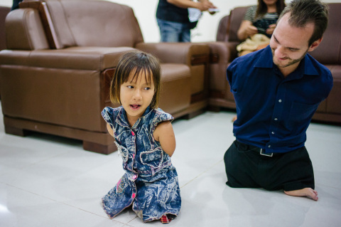 As part of his World Outreach tour, evangelist Nick Vujicic met with a little girl in Phnom Penh, Cambodia, in May 2013 with whom he shared more than a few similarities. (Photo: Business Wire)