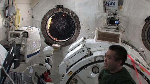 Kirobo and Commander Wakata having a conversation (Photo: Business Wire)