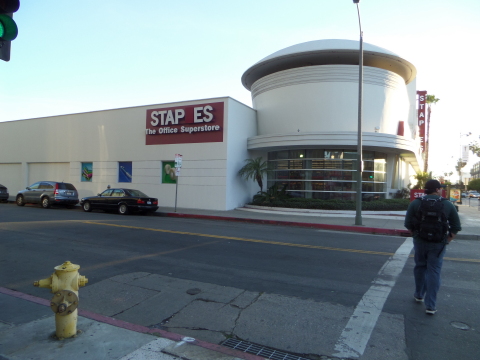 What the L is going on at Staples? The Wilshire Boulevard store is missing a letter. (Photo: Business Wire)