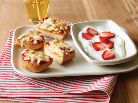 Applebee's Cheesy Bread Pizza with Vanilla Yogurt and Strawberries (Photo: Business Wire)